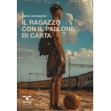 Il ragazzo con il pallone di carta